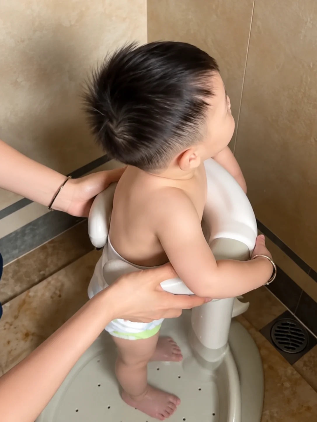 files/Bebe_en_soporte_de_bano.webp